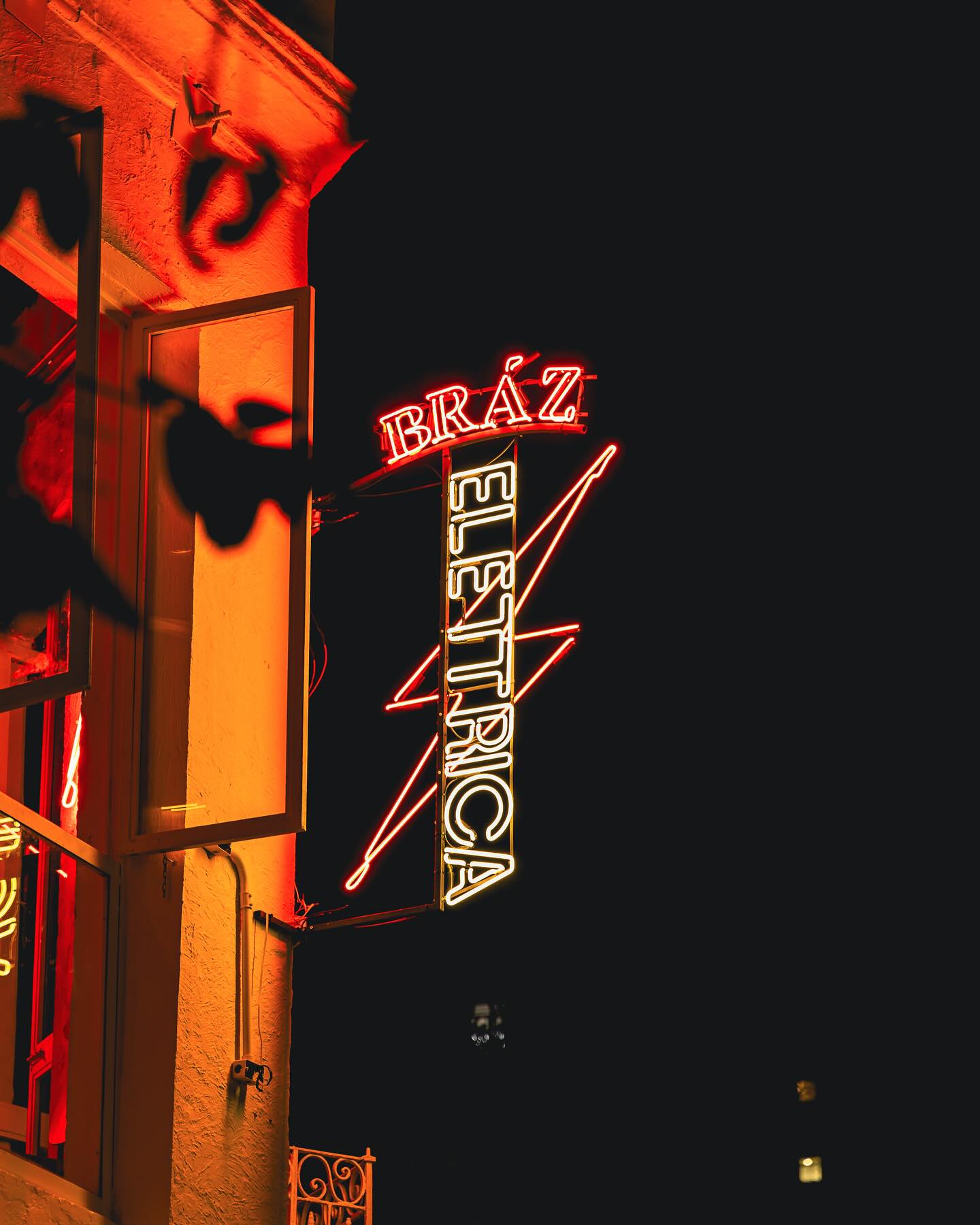 Exterior neon: arched BRÁZ over a vertical ELETTRICA and lightning bolt