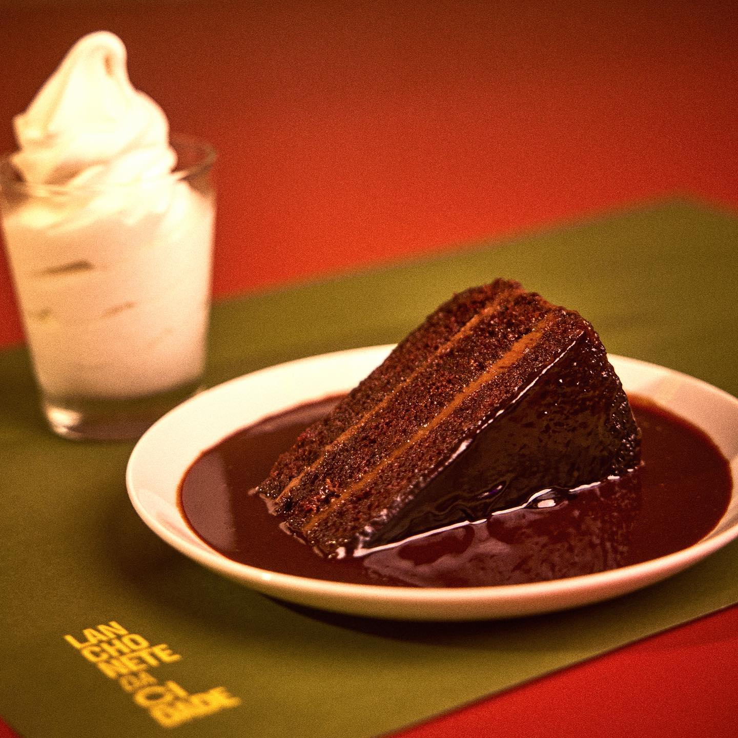 Lanchonete da Cidade branded packaging in restaurant setting