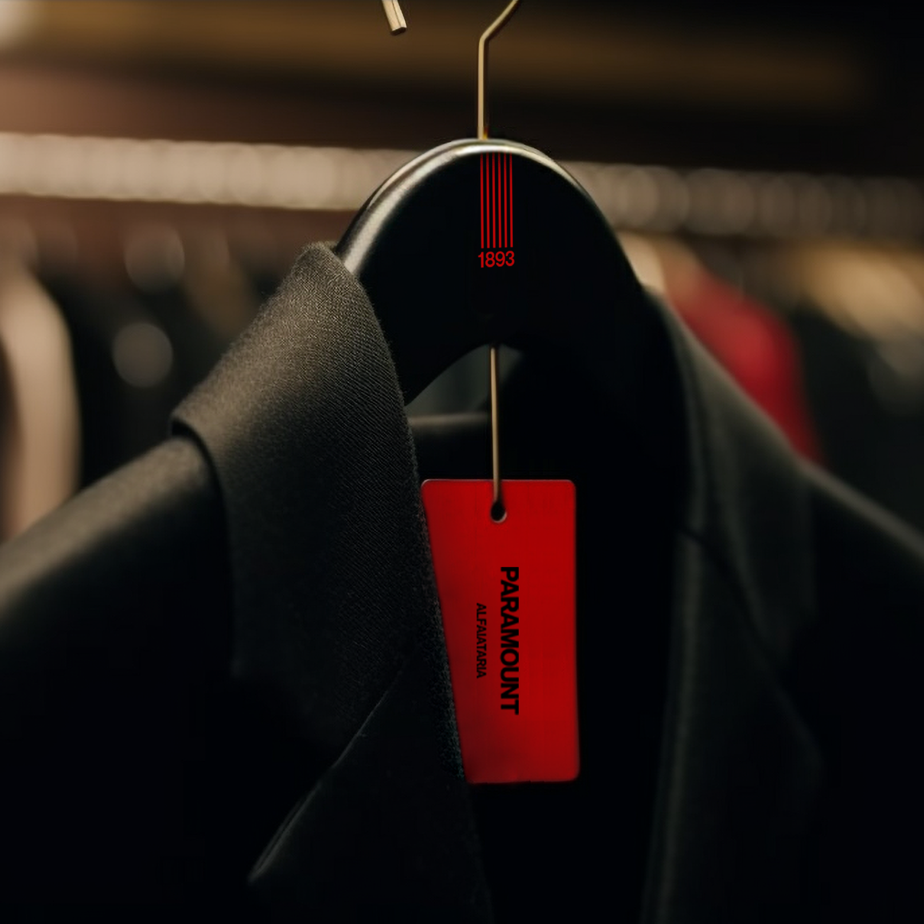 Paramount Alfaiataria hangtag on a black jacket
